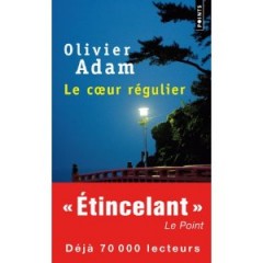 oli"J'ai tant d'admiration pour ceux qui se relèvent."  Après la mort de son frère, sorte de mouton noir de la famille, une jeune femme part au Japon sur les traces du défunt, laissant en France un mari et des enfants adolescents qui semblent s'être éloignés d'elle. A moins que ce ne soit l'inverse... 41S5cBtcBDL._SL500_AA300_.jpg   Le coeur régulier est un creuset des différentes thématiques abordées dans les précédents romans d'Olivier Adam : le décès d'un frère marginal aimé, une femme que sa vie familiale ne satisfait plus vraiment, le suicide . L'auteur les revisite sans que le lecteur éprouve de déplaisir , au contraire, mais faute de cohérence et d'approfondissement le lecteur demeure perplexe. En effet, le Japon n'est ici qu'un décor que quelques mots étrangers jetés de- ci ,de-là ,ne suffisent pas à camper et l'atmosphère créée autour de cette falaise d'où se jettent des gens à bout de force pourrait être aussi bien française que nipponne. Quant à son héroïne, elle souffre d'un manque d'inscription dans une quelconque réalité sociale. On ignore quasiment tout du métier qu'elle exerce , semblant flotter dans une abstraction qui fait perdre toute profondeur à sa souffrance. On attendait ainsi, par exemple ,plus de mordant dans la description du stage de motivation auquel elle participe. Bref, tous ceux qui ont aimé les précédents romans d'Olivier Adam ne seront pas dépaysés mais resteront un peu sur leur faimvier adam